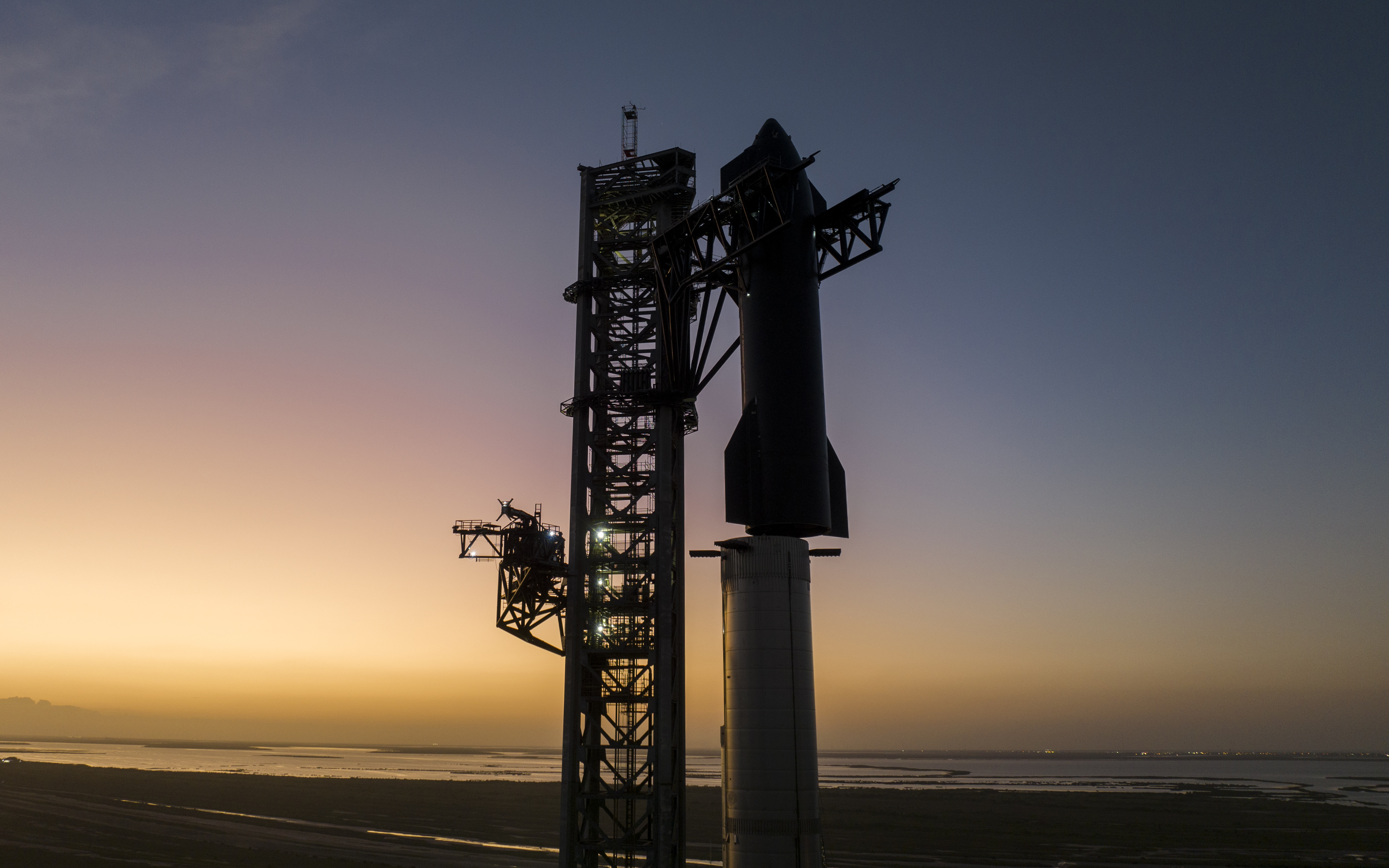 Assemblage du Starship sur son booster à Starbase. © SpaceX